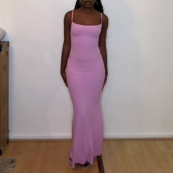 Skims Soft Lounge Sip Dress
Shade Bubblegum - Picture 4 of 7